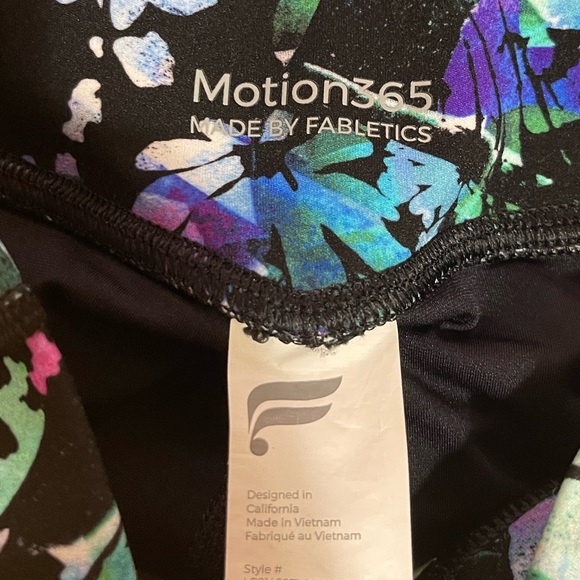 Women’s Fabletics Motion 365 black floral print high waist leggings, XS - Picture 3 of 4